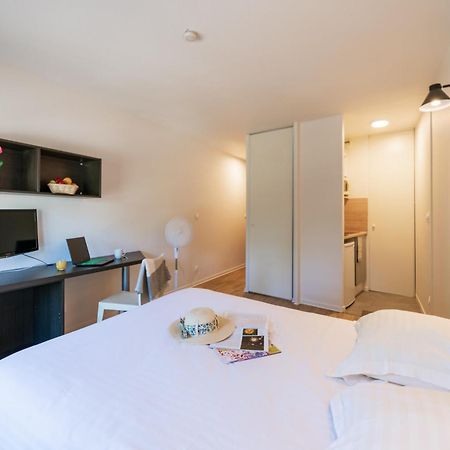 Cerise Valence Aparthotel วาลองซ์ ภายนอก รูปภาพ