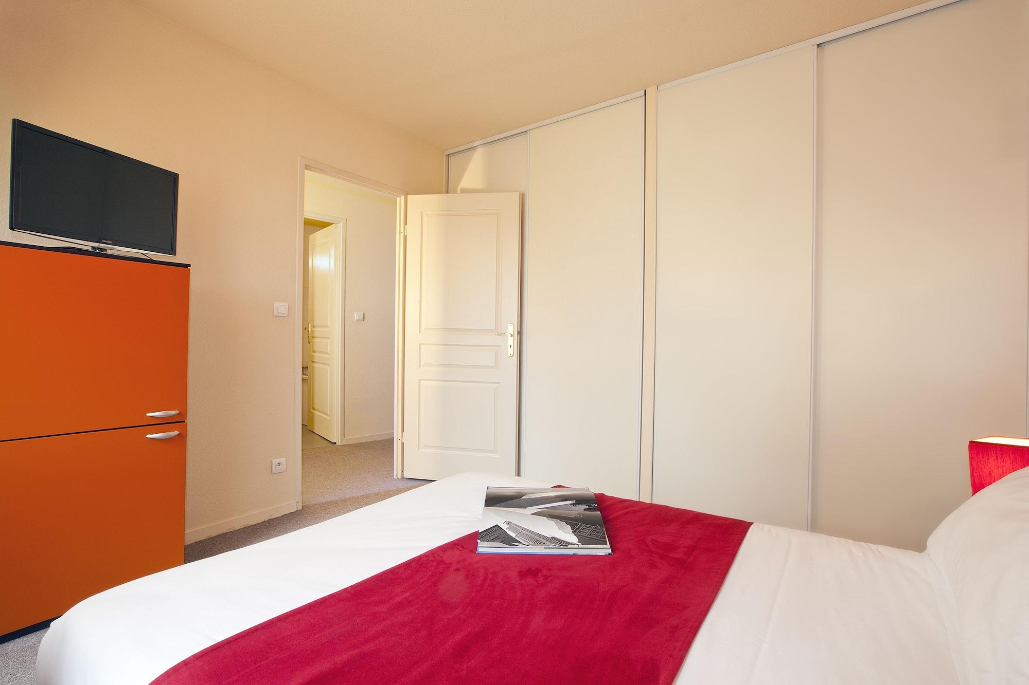 Cerise Valence Aparthotel วาลองซ์ ภายนอก รูปภาพ