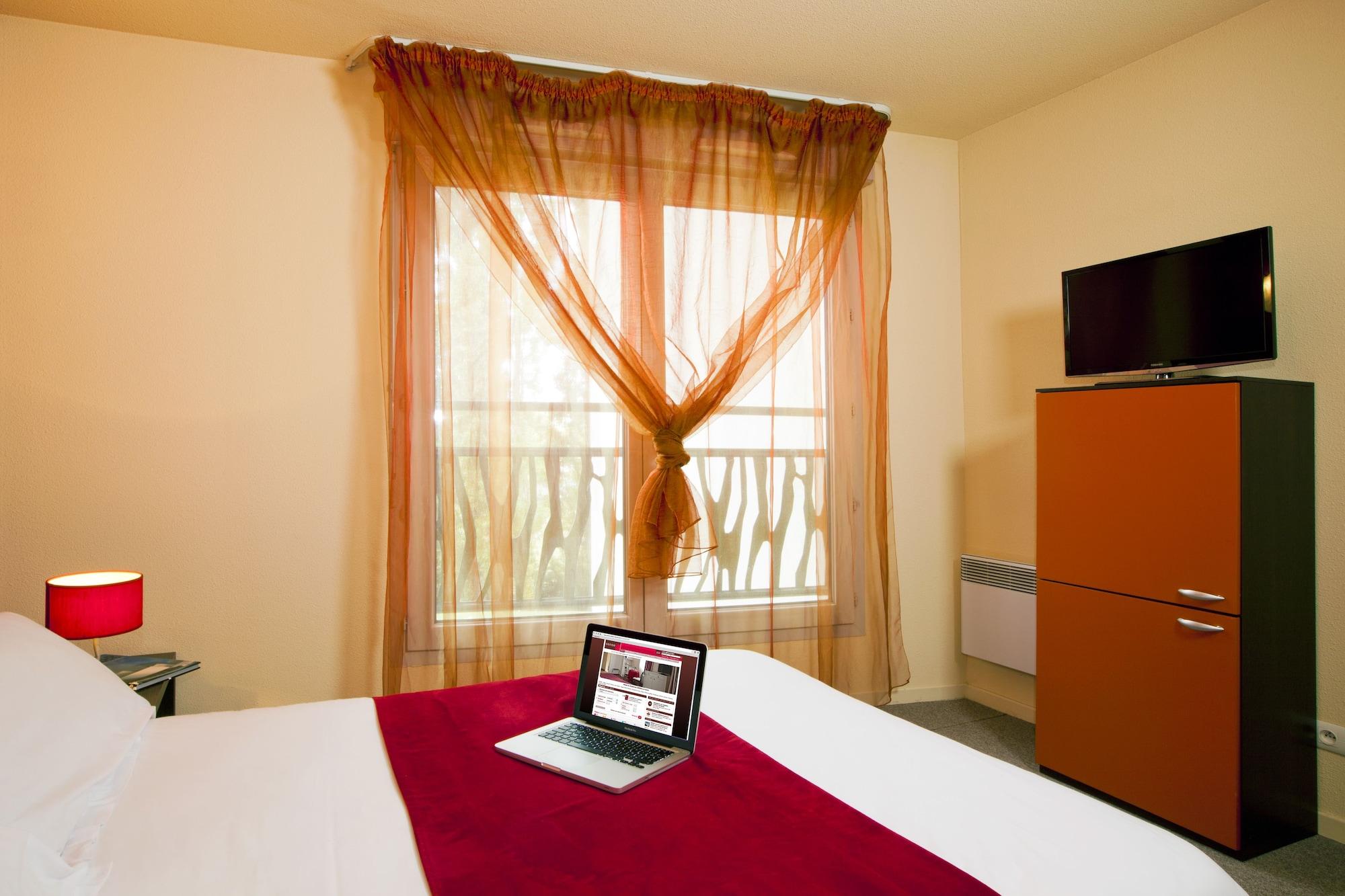 Cerise Valence Aparthotel วาลองซ์ ภายนอก รูปภาพ