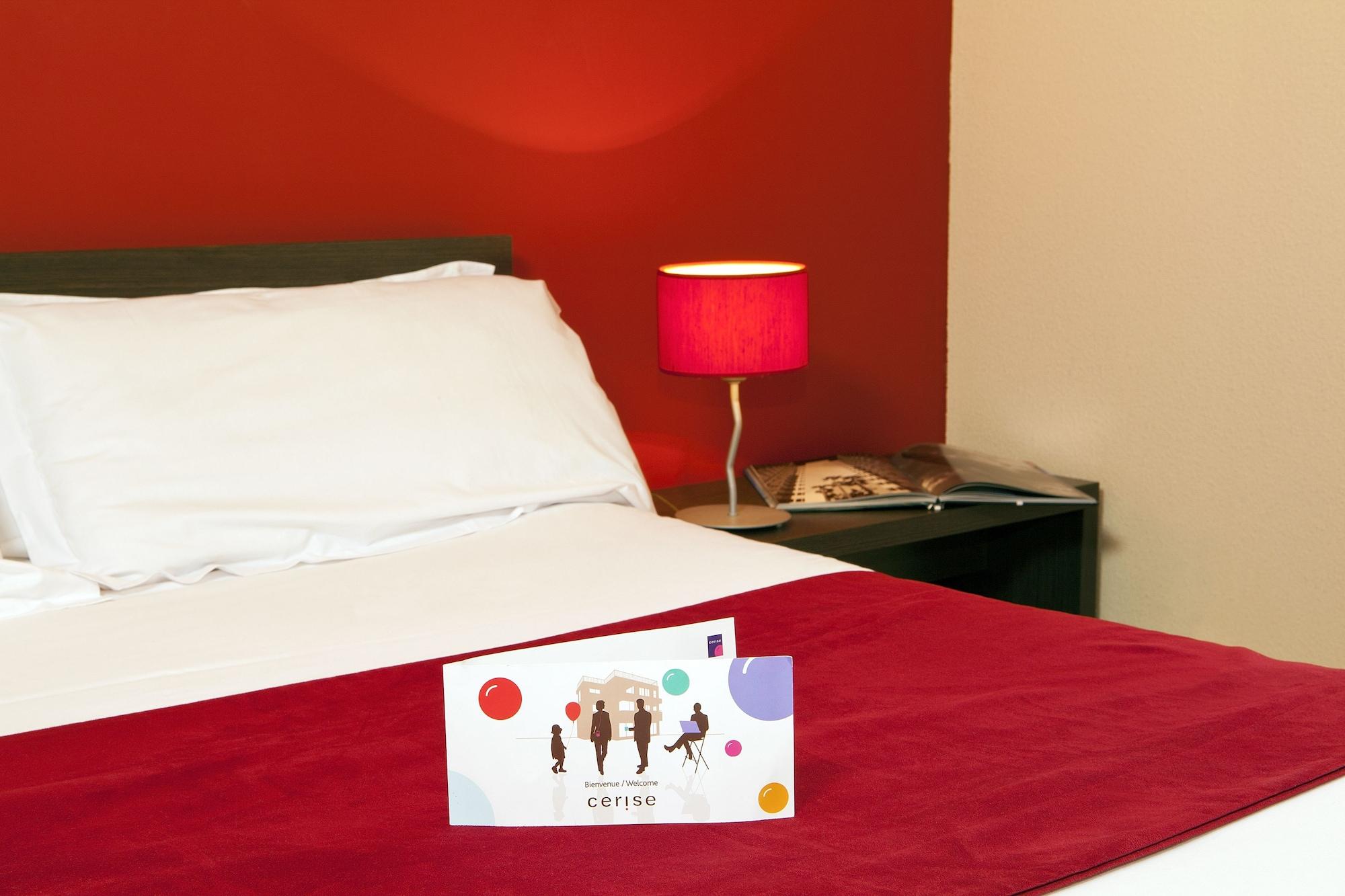 Cerise Valence Aparthotel วาลองซ์ ภายนอก รูปภาพ