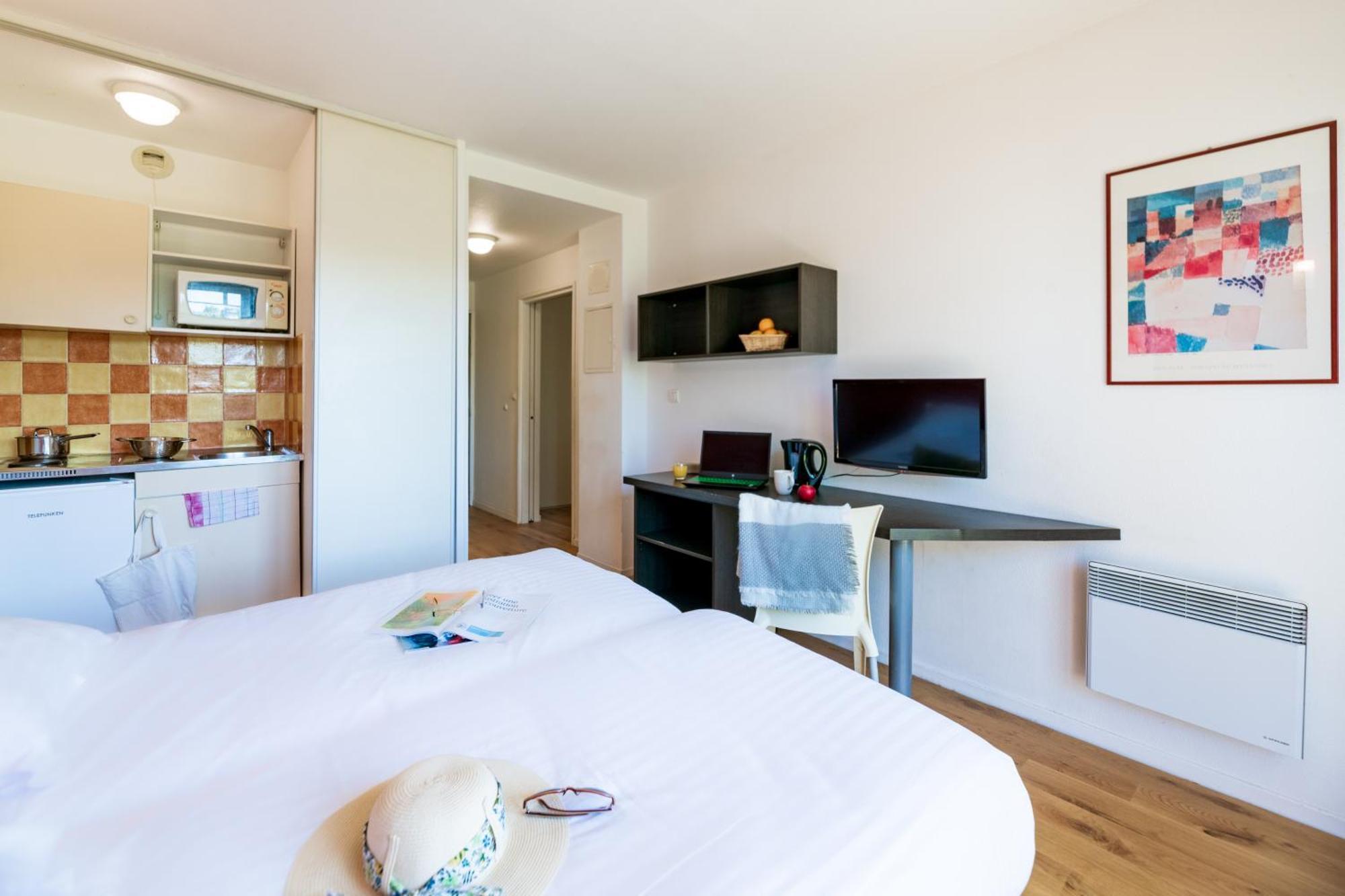 Cerise Valence Aparthotel วาลองซ์ ภายนอก รูปภาพ