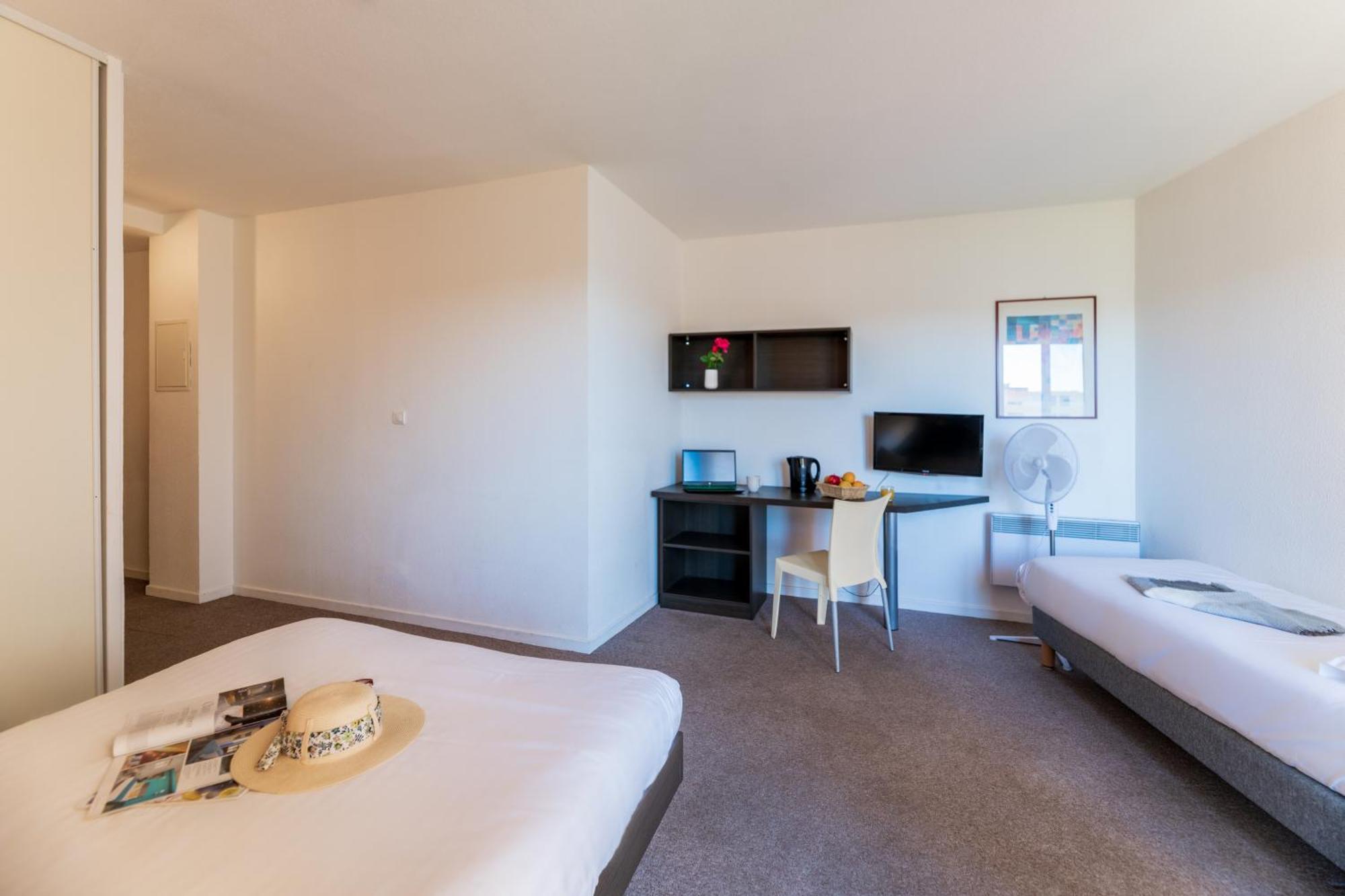 Cerise Valence Aparthotel วาลองซ์ ภายนอก รูปภาพ