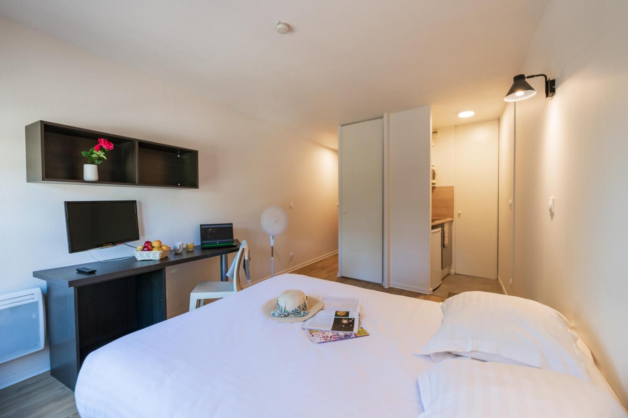 Cerise Valence Aparthotel วาลองซ์ ภายนอก รูปภาพ